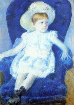 Elsie en una silla azul es madre de hijos Mary Cassatt Pinturas al óleo